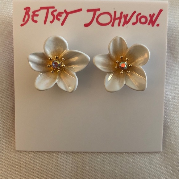 Betsey Johnson Gold Tone White Enamel Tropical Flower Stud Earrings NWT - Picture 8 of 12